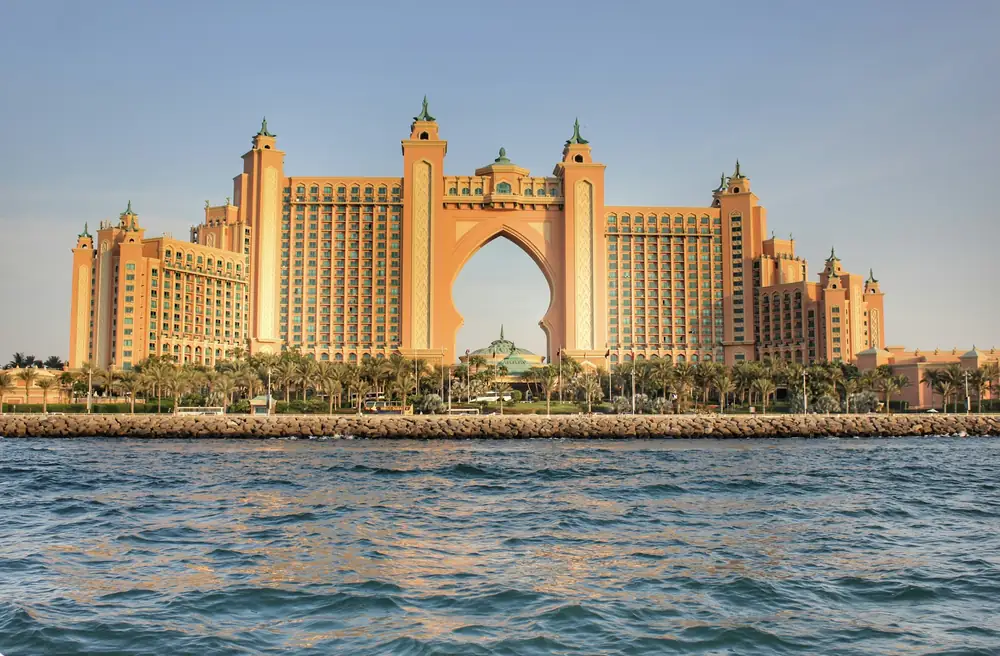 Отель Atlantis The Palm с центральной аркой на закате, вид с воды