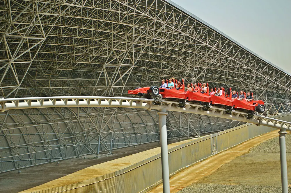 Красный поезд Formula Rossa выходит из-под крыши Ferrari World