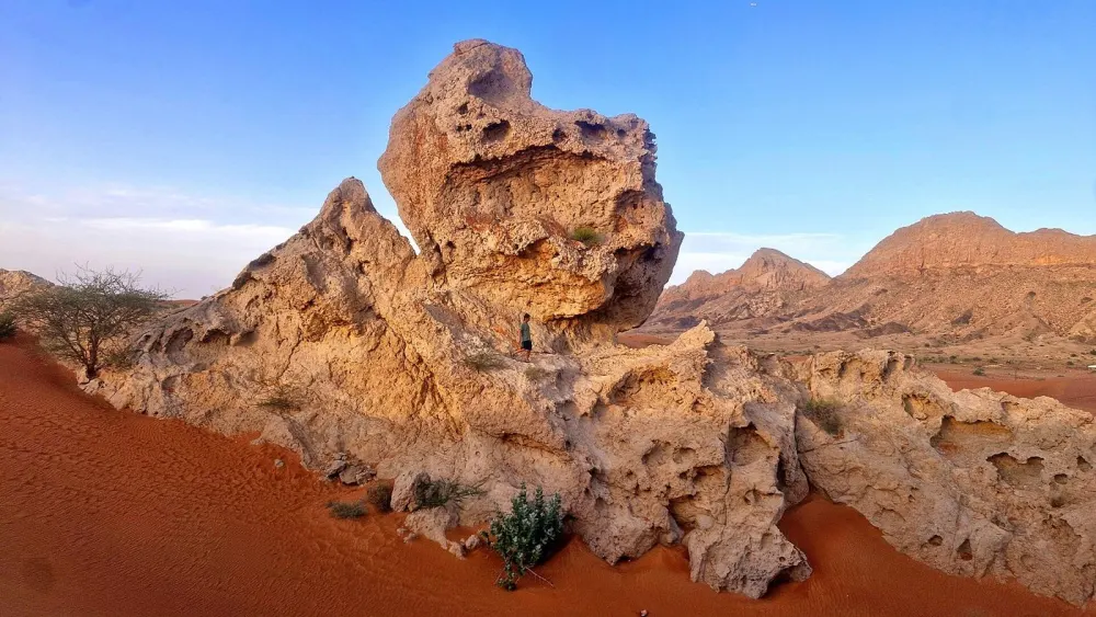 Mleiha Landscapes in SUV