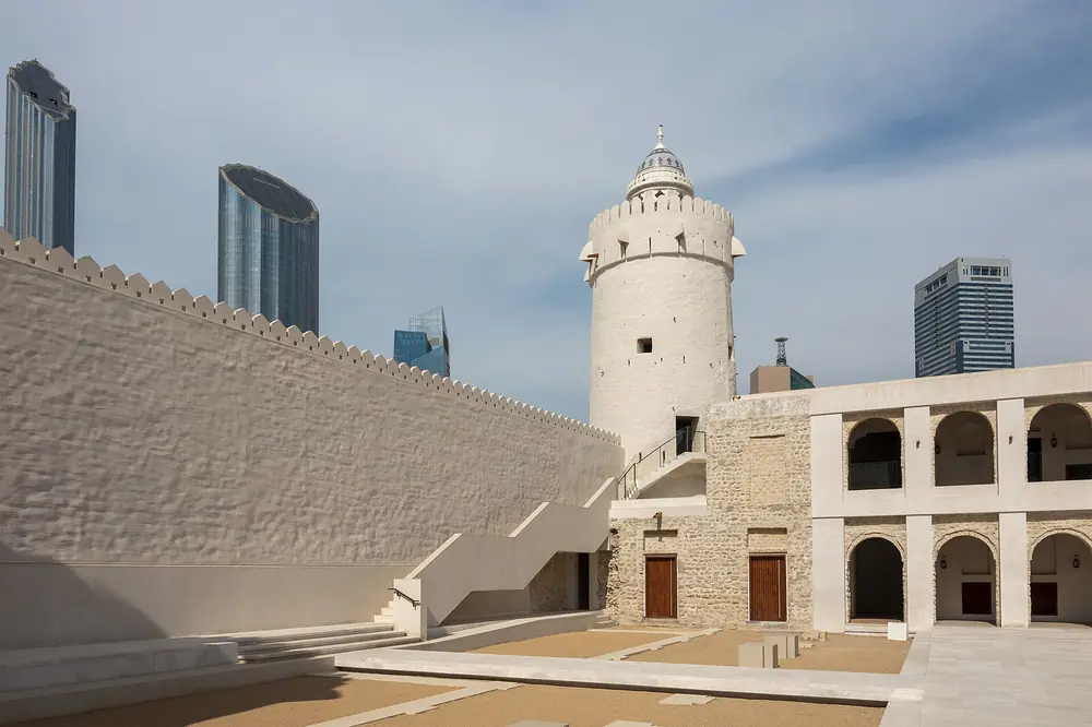 Белая башня форта Qasr Al Hosn на фоне небоскрёбов